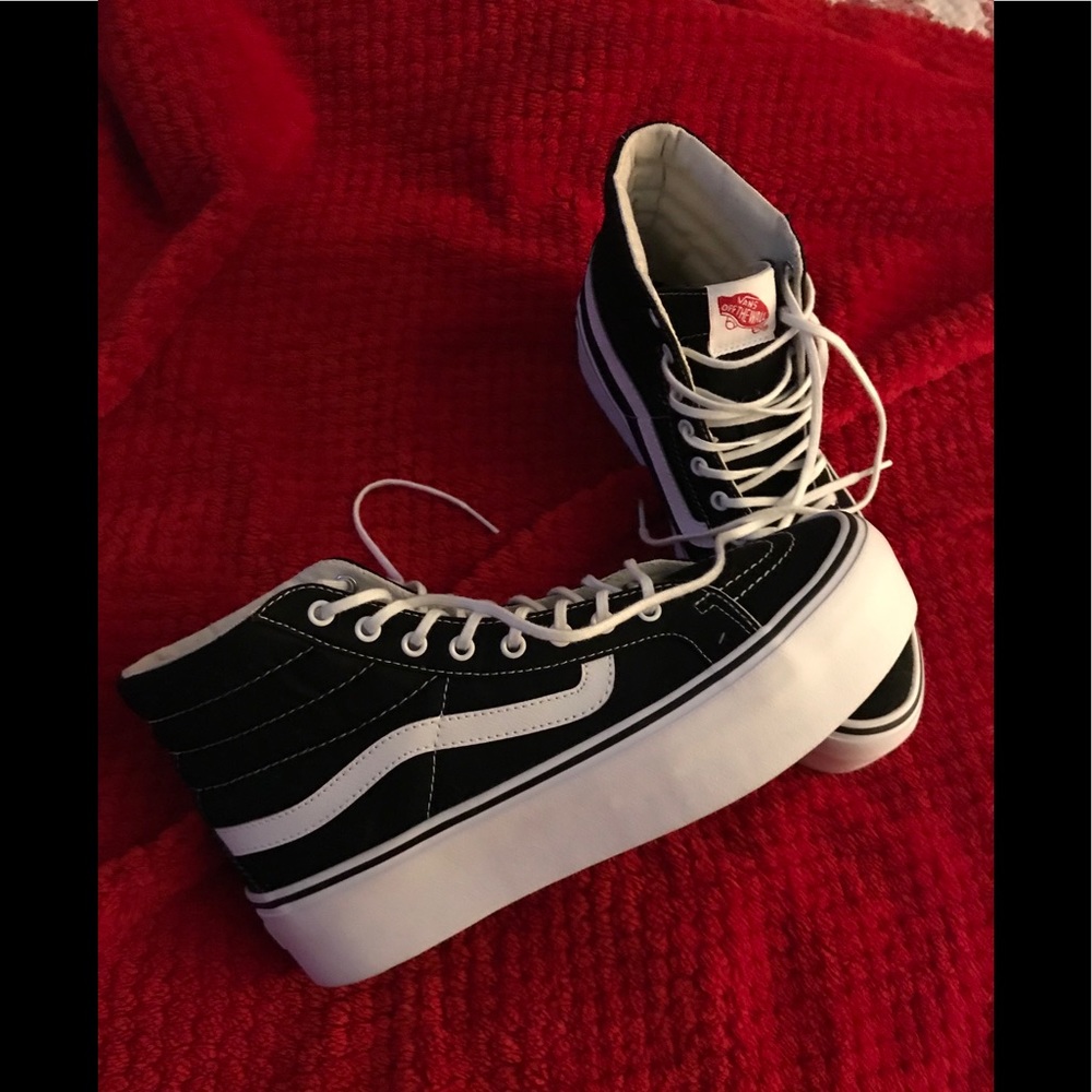 Vans - off the wall (9.5 women’s) Sk8 Hi